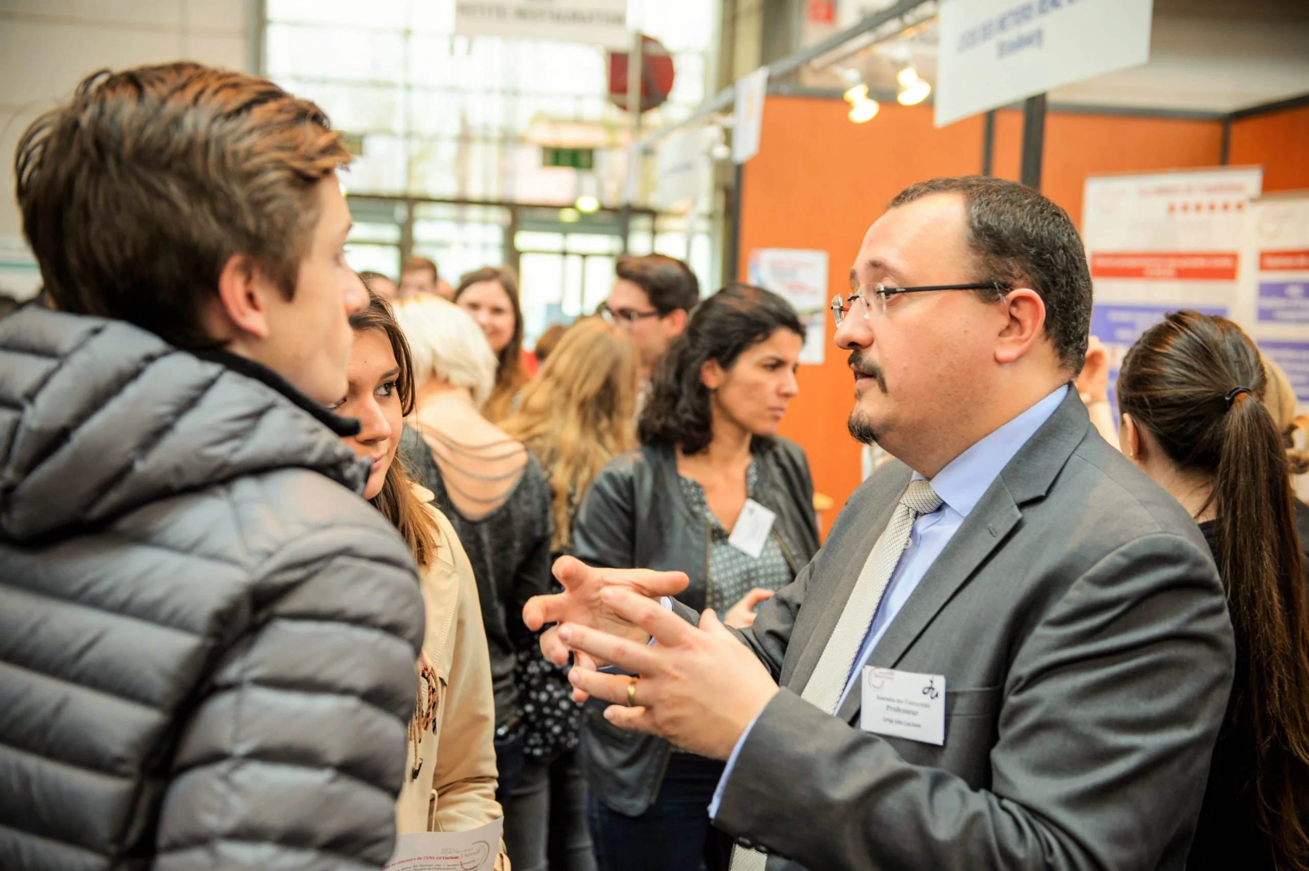 student-speaking-with-college-rep-at-college-fair