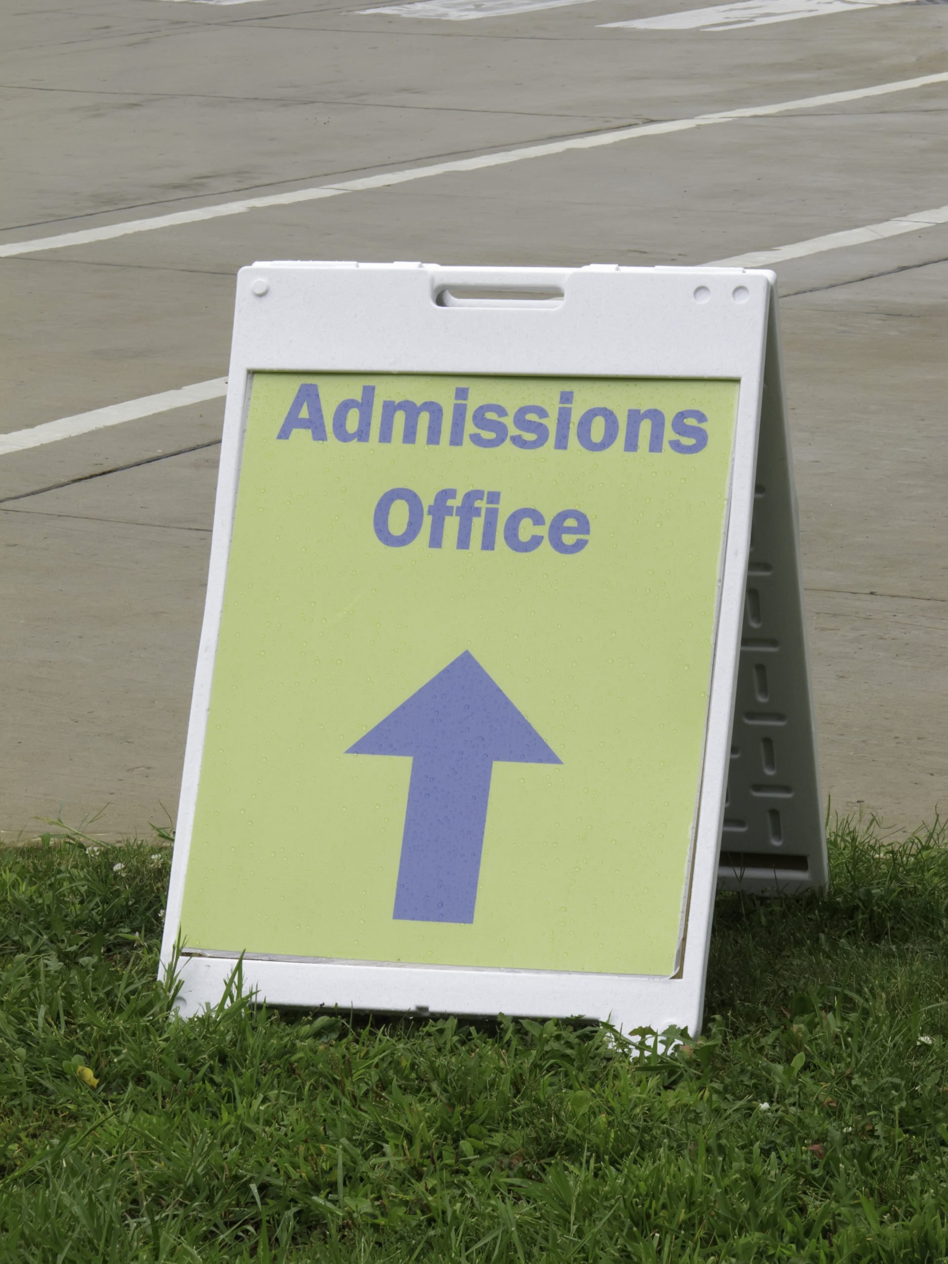 sign-pointing-to-admissions-office